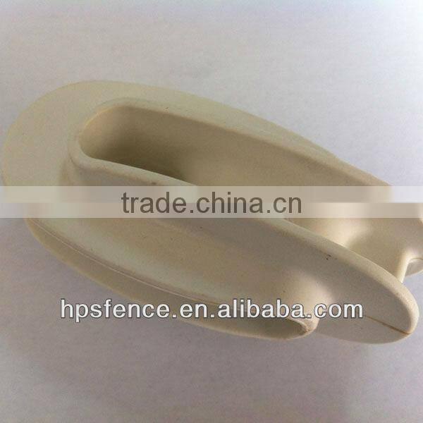 Electric fence bull nose insulator forhigh tensile fencing wires