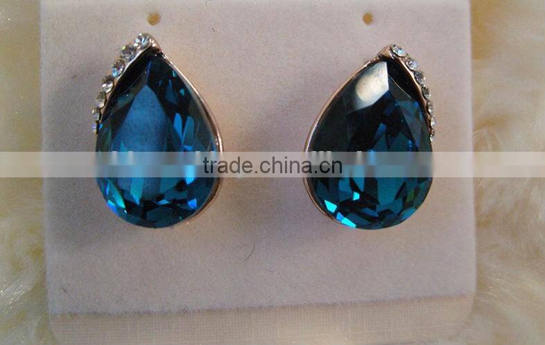 Blue crystal earrings fashion of large particles.Holiday gifts