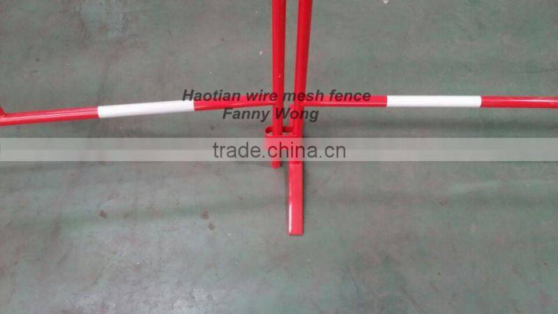 red powder coating crowd control barriers temporary fence with reflactive stripes for france market