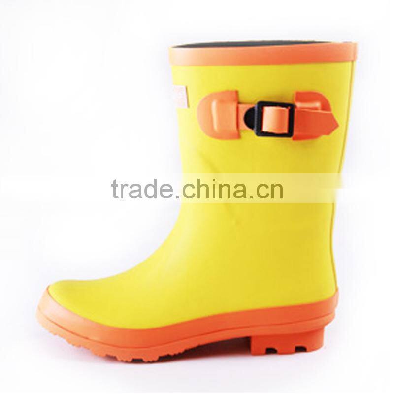 coloful rubber rain boots with middle tube style