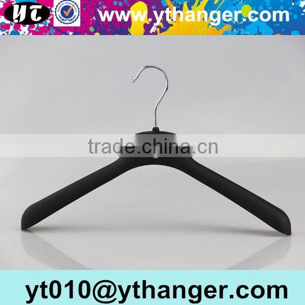 YY0538 black antislip rubber coated plastic hanger rubber coat hanger with metal hook