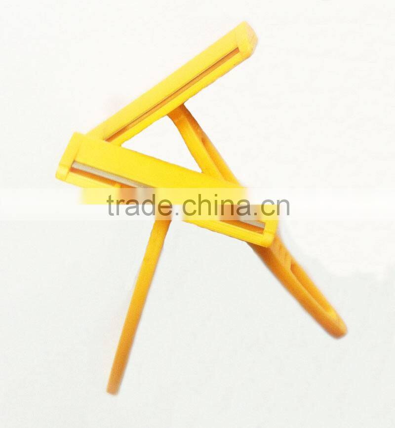 Single blade disposable razor