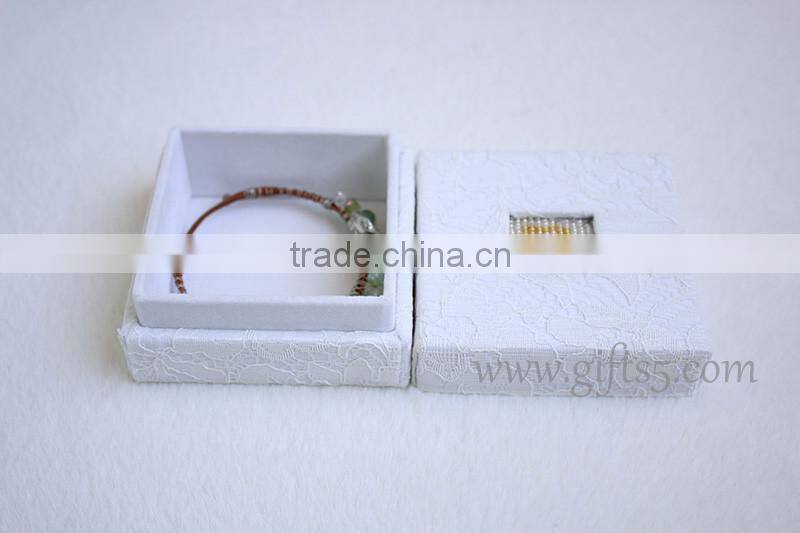 Luxury jewelry packaging box with beaded name plate of B