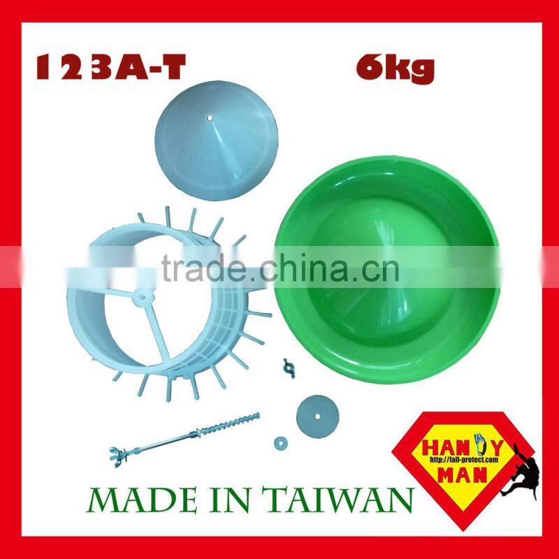 Crown Adjustable feed flowPlastic Gear Box Feeder with plastic lid