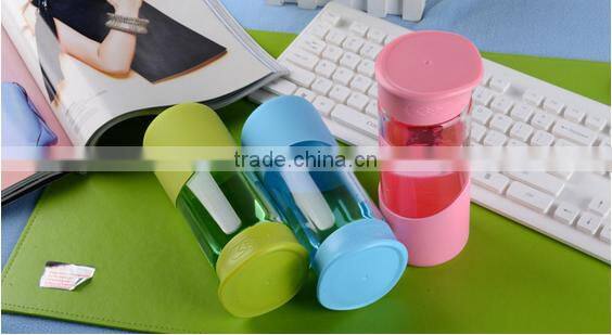 2016 Widely used glass water bottle with fruit infuser/glass water bottle with silicone sleeve/pyrex glass water bottle