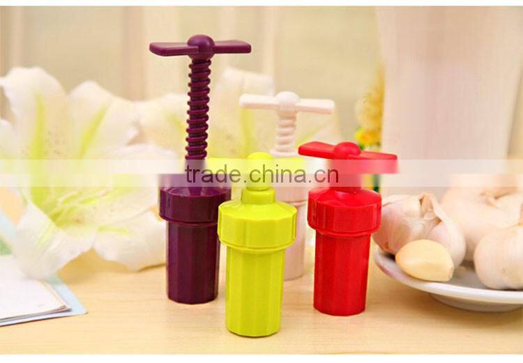 Garlic Press Peeler Crusher Presser Twist Kitchen Helper Gadget Cutter Hand Tool