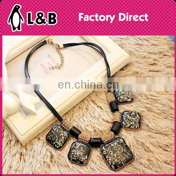 2016 fashion handmade round square triangle fancy cheapest pendant handmade chunky bead necklace