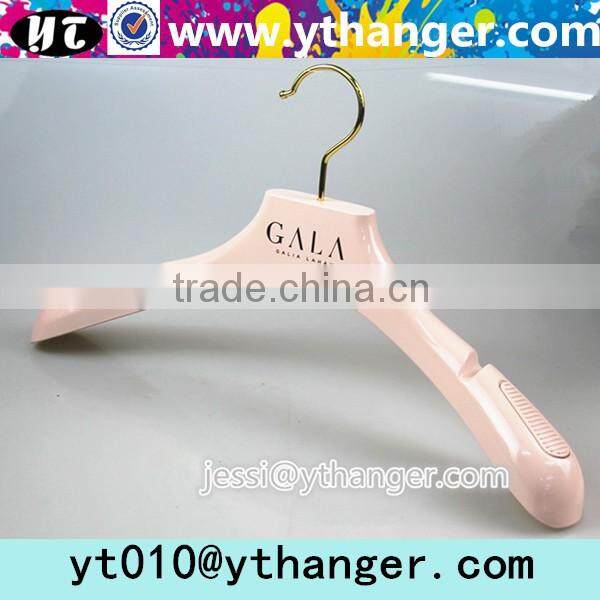 YY0481 wholesale cheap gold plastic clothes hanger with notched print logo plastic hanger