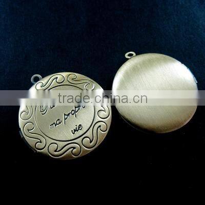 32mm brass bronze vintage antiqued French plus que ma propre vie round photo locket pendant 1111036