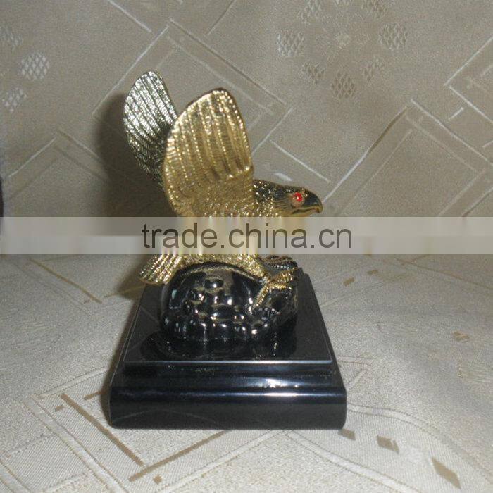 Polyresin eagle figure decoration