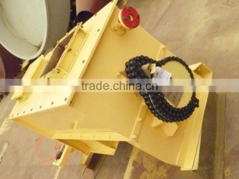 Single shaft hay mixer for animal feed