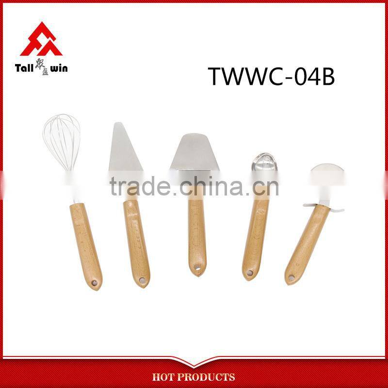 pizza cutter with wooden handle