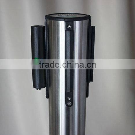 Traffic and road control crowd barrier