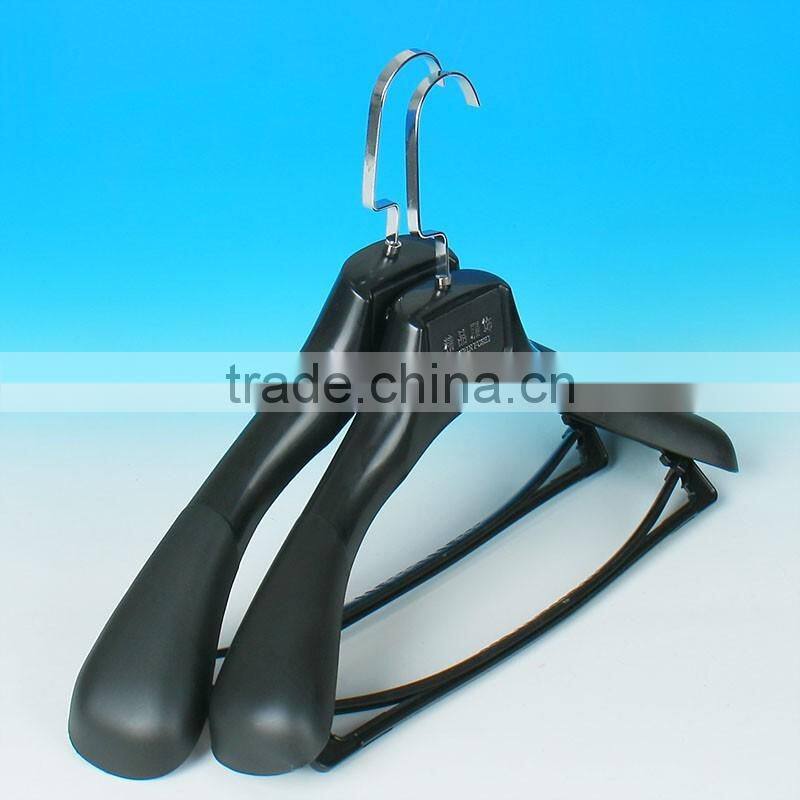 2016 Wholesale plastic hanger with logo with low cost