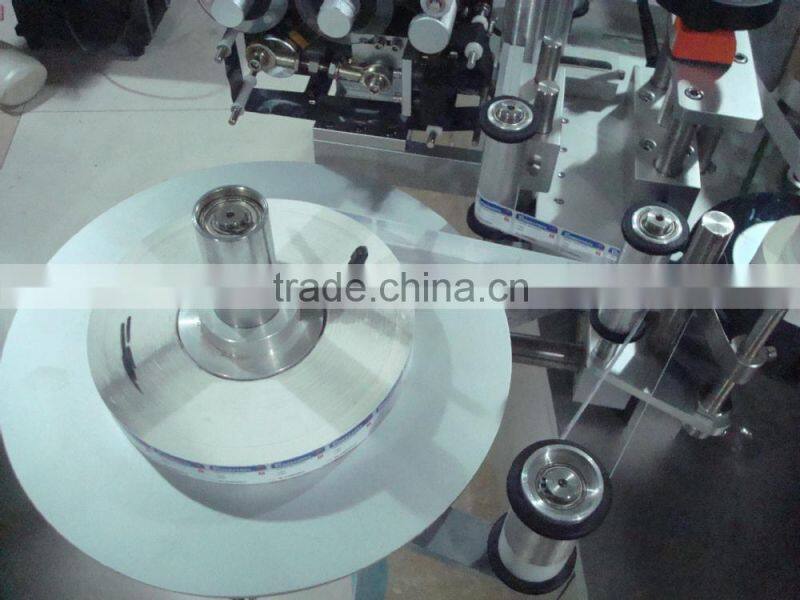 High speed little flat bottle labeling machine