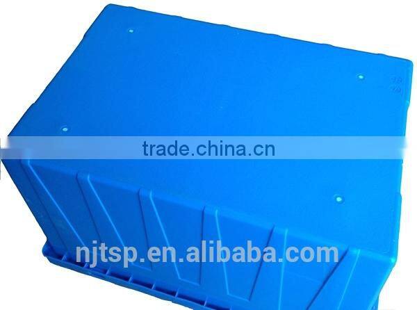 Plastic container with flip lid