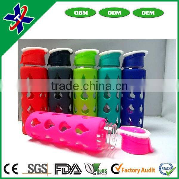 Creative sport outdoor portable sports drink bottle, wholesale glass water bottle with silicone sleeve