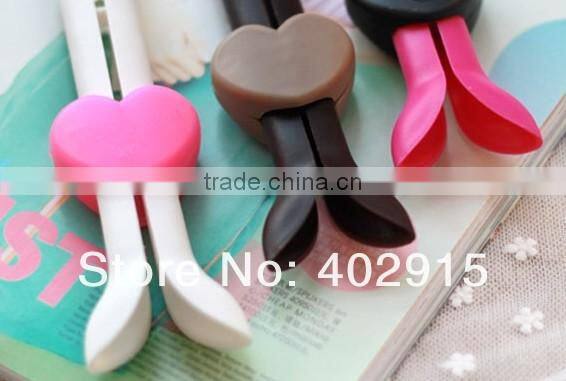 Supply creative Portable heart-shaped boots clip