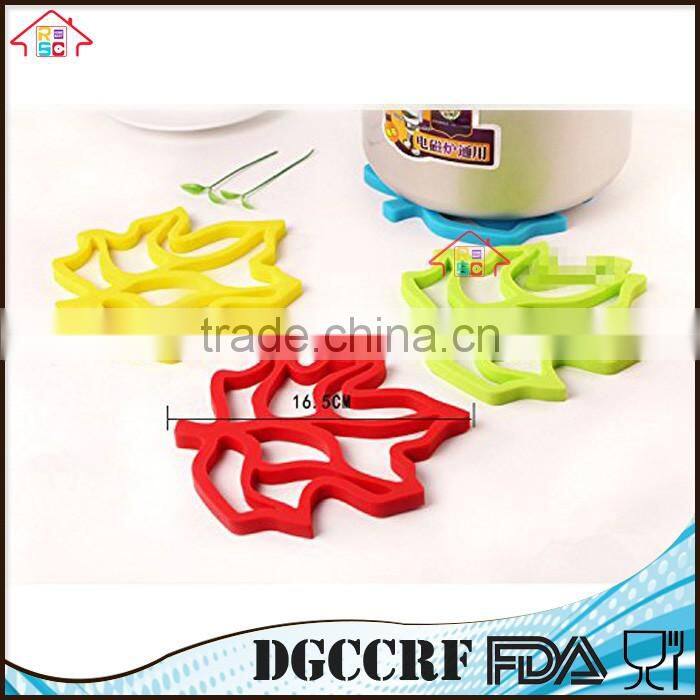 Promotional free gift Maple Leaf Design Silicone Placemat Pot Holder