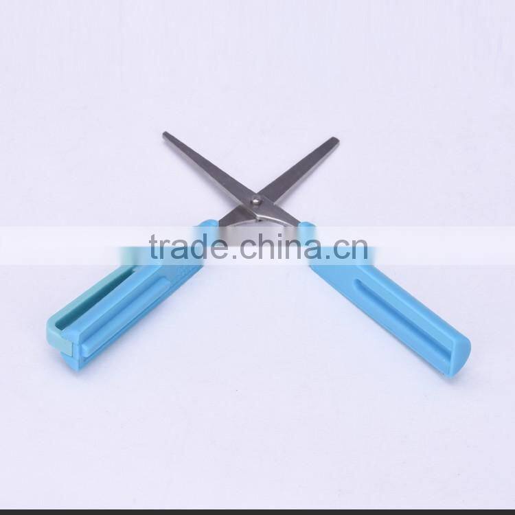 S16001 -2016 New style and design 4.5" plastic handle stationery scissors with saft cover