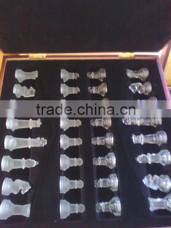 2013 new arrival Crystal Glass Chess Set in wood gift box(R-2020