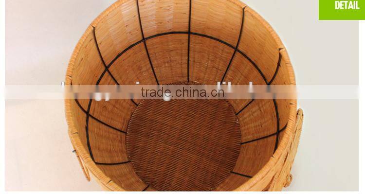 Cane laundry basket with lid