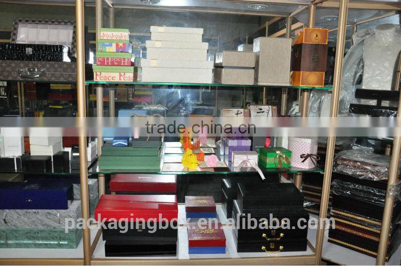 Round cardboard gift boxes