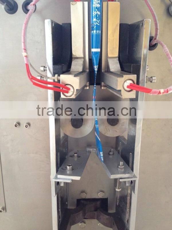 Automatic liquid filling and packing machine