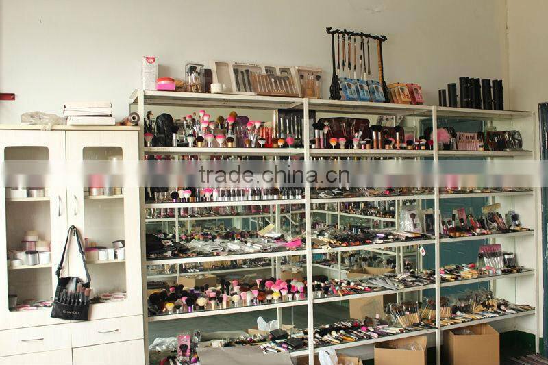 Heart shape handle retractable cosmetic brush