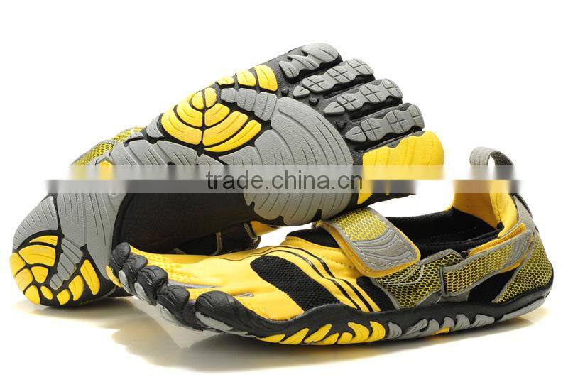 2015 Latest best price of four or five pairs mountain hiking finger shoes