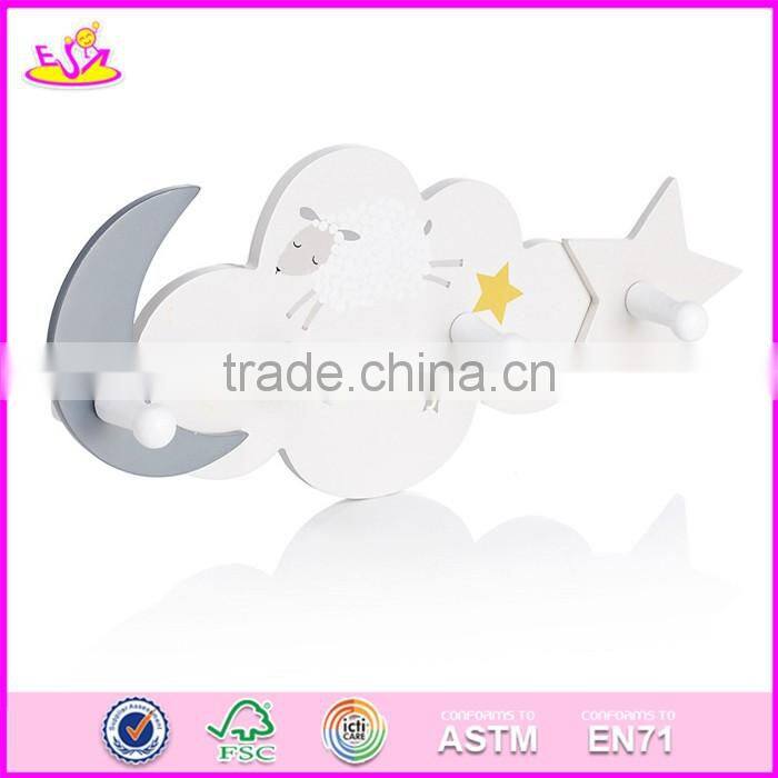 2017 New design cartoon animal wooden baby coat hangers W09B075