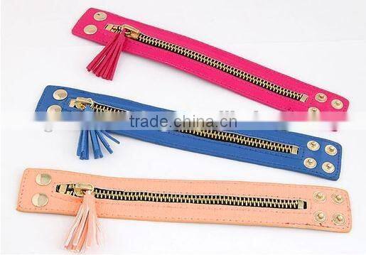 Monogram Bangle Wire Bracelet with Engraved Icon on Acrylic Disc