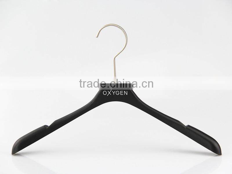 IMY-473 black plastic grooves hanger for women