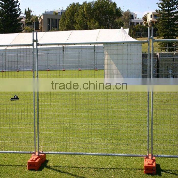 Crowd control barrier fence with bridge plate