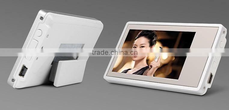 CE Approved Digital Wearable Video Name Tag Video & Photo Vidbadge Advertising Player TFT Screen Lithium Battery W/ EU Adaptor