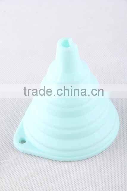 Hanging cooking tool folding circular silicone funnel