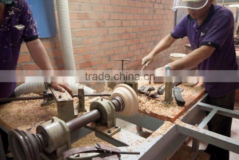 High quality best selling eco friendly Natural Rubberwood Cutting Board with handle from Viet Nam