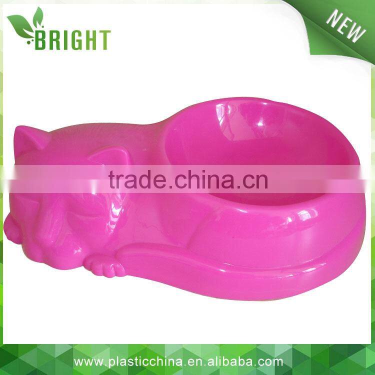 Cat shaped plastic pet bowl with anti skid on bottom