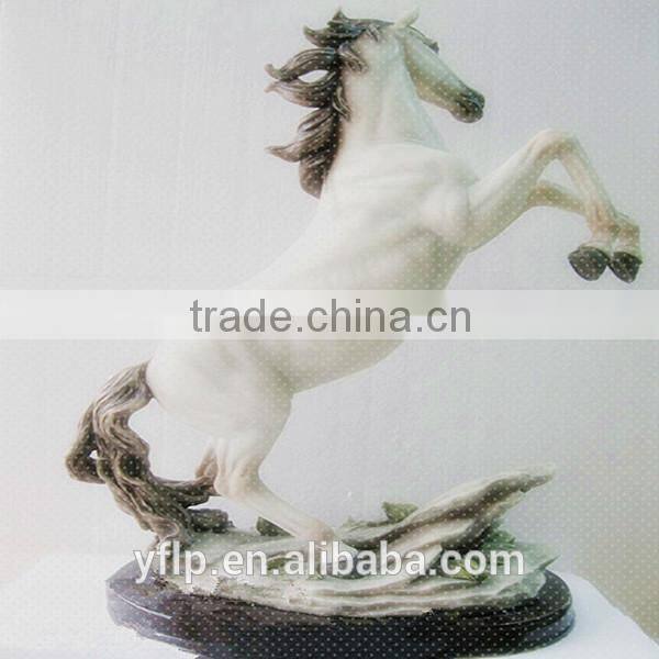 Resin Gliding Animal Eagle Figurine for Home Decoration