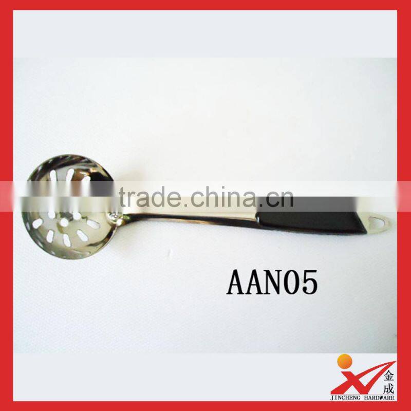 Factory wholesale stainless steel kitchen ware plastic hander big soup spoon