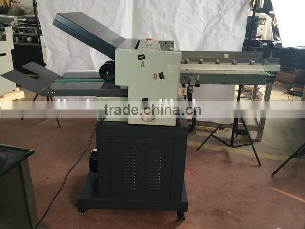 Automatic paper folding machine for gate fold