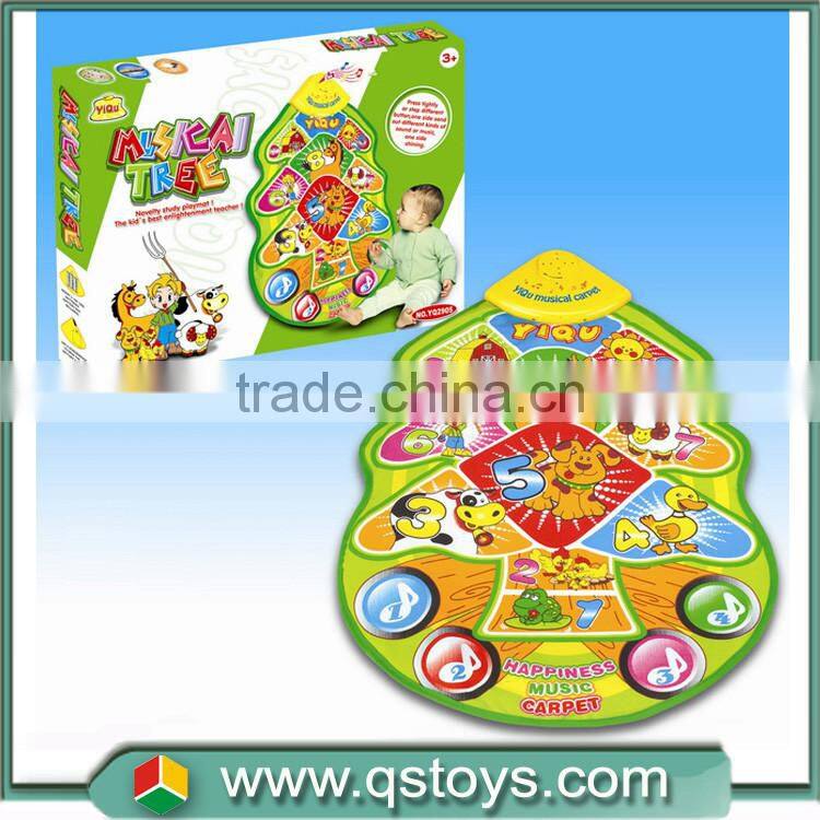 boy play friction metal car with traffic carpet with EN71