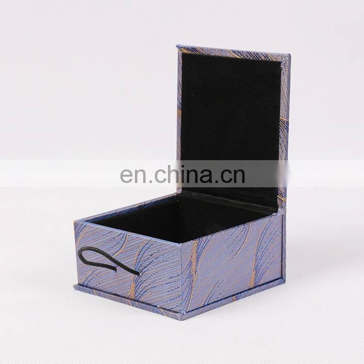 2017 Classical cotton jewelry packaging bangle box with wood button