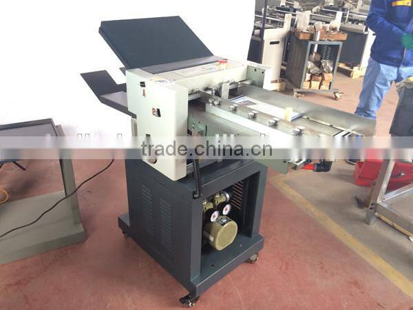 Automatic paper folding machine for gate fold