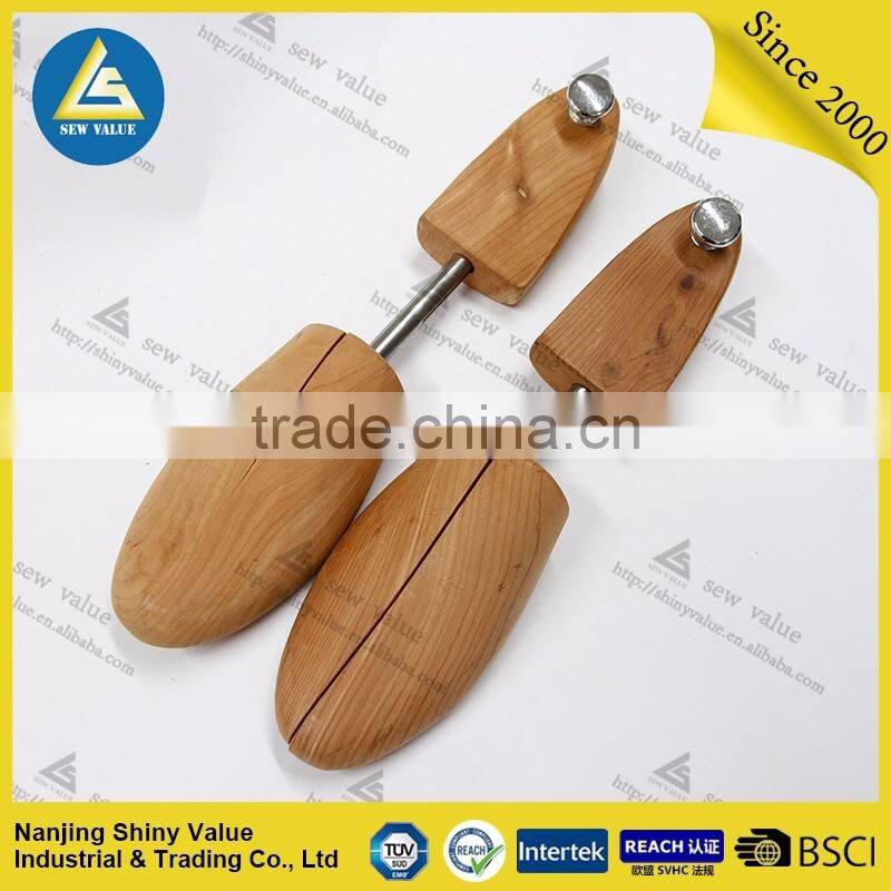 Custom logo plate red cedar wood type wooden shoe stretcher for shoe expanding usage