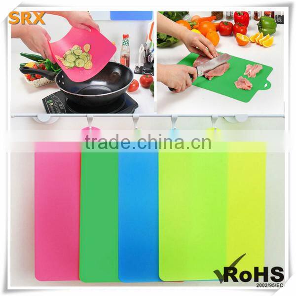 Creative household supplies Chopping Board with hook, colorful pp Chopping Board, OEM plastic Cutting Board manufacturer