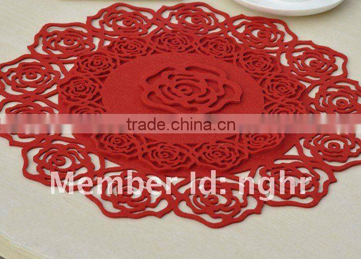 HUARI red felt placemats
