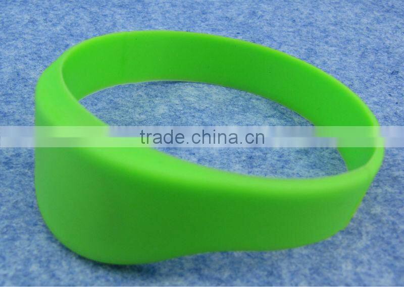New style 13.56mhz RFID NFC silicone wristband waterproof