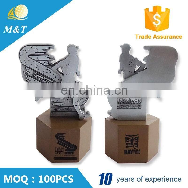 Custom cheap metal sports souvenir medal and trophy holder china new medals and trophies