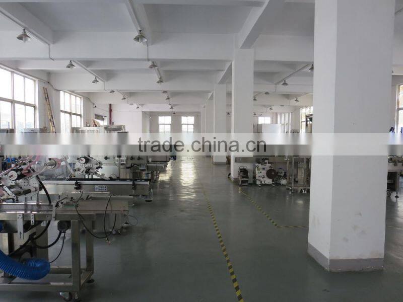wine and beverage labeling machine